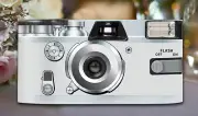 8 x Retro White Disposable Wedding Cameras 27exp, flash & matching table cards