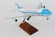 SKYMARKS (SKR5005) AIR FORCE ONE 747-200 (VC-25A) 1:200 SCALE MODEL W/WOOD STAND