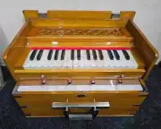Safri Harmonium Portable Baja 4 Stops 2.5 Octaves Bass Male Reeds with Bag 440hz