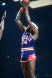 Garfield Heard Phoenix Suns shoots v the Washington Bullets at an - Old Photo 1