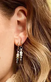 [Sorellina] Totem 18K Yellow Gold Emerald Huggie Earrings