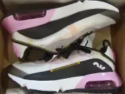 NIKE AIR MAX 2090 (GS) CJ4066 104 SIZE 5Y, 7Y