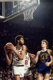 Kareem Abduljabbar Of The Milwaukee Bucks Rebounds 1974 OLD PHOTO