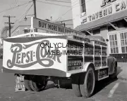 1943 PEPSI-COLA SODA BOTTLE DELIVERY TRUCK 8x10 PHOTO WAR BONDS SIGN AMERICANA