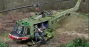 COLLECTORS SHOWCASE VIETNAM WAR CS01180 VIETNAM U.S. ARMY AIR CAVALRY HUEY HOG