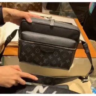 LV LOUIS VUITTON 路易威登  M30233 經典 OUTDOOR 信差包 LV郵差包