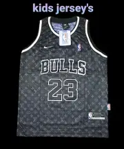 CHICAGO BULLS BLACK AND WHITE MICHAEL JORDAN 23 JERSEY SIZE 8 (CHILDS JERSEY'S)