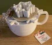 3 Pcs Baking Set, Measuring Cup, Cookie Cutter And Trivet, White Snowflake
