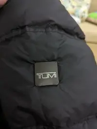 在飛比找Yahoo!奇摩拍賣優惠-TUMI TECH 黑色羽絨保暖外套 立領羽毛外套 防寒保暖