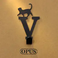 在飛比找PChome24h購物優惠-【OPUS東齊金工】當貓咪遇上字母V 壁飾掛勾 傢飾掛架生活