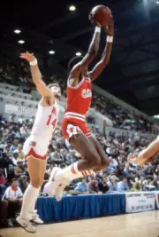 Larry Kenon of the Chicago Bulls 1980's Basketball Photo 3