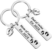 [FUSTMW] Parents of Twins Gifts Dad Mom of Twins Est 2022 Keychain Expecting Parents Gifts Baby Reveal