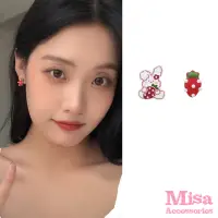 在飛比找momo購物網優惠-【MISA】韓國設計S925銀針不對稱可愛兔子草莓造型耳釘 