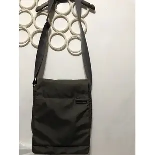 比利時Hedgren urban bags深茶綠郵差包，30*26*7公分，表面1小米粒刮傷（最後一圖）