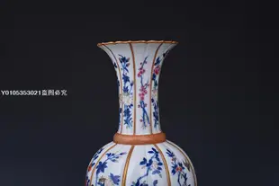 清乾隆粉彩花卉紋瓜棱瓶    32×18公分60000R-17860R