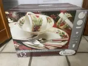 Gibson Christmas Mistletoe Christmas Dinnerware Set 32 Pieces Holly Berries Box