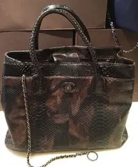 在飛比找Yahoo!奇摩拍賣優惠-低調奢華CHANEL 珍稀皮革 蟒蛇皮 咖啡黑色 大型手提包