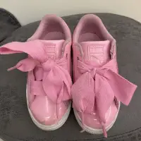 在飛比找蝦皮購物優惠-PUMA粉紅色大蝴蝶結造型運動鞋17.5cm時尚寶寶