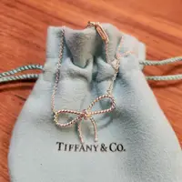 在飛比找PopChill優惠-[二手] Tiffany專櫃蝴蝶結925純銀短項鍊（二手無購