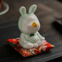 在飛比找ETMall東森購物網優惠-青瓷打坐小兔子茶寵擺件 可愛萌寵玉兔家居擺件 吹氣球兔子小茶