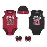 【NIKE 耐吉】包屁衣 JORDAN 5 PIECE SET 黑 紅 純棉 按扣 五件套 帽子 襪子 禮盒 嬰兒(JD2113029NB-001)