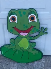 FROG SITTIN ON LILY PAD WOOD OUTDOOR YARD ART SIGN, FROG GARDEN DECORATION