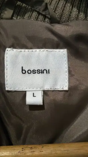 bossini 軍綠色大圓釦保暖背心