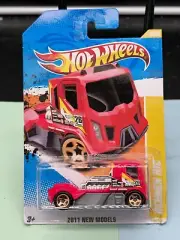 2011 Hot Wheels New Models Rennen Rig #19 Red
