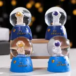 卡通太空人水晶球帶燈擺件樹脂太空人水晶球桌面擺件裝飾禮品批發
