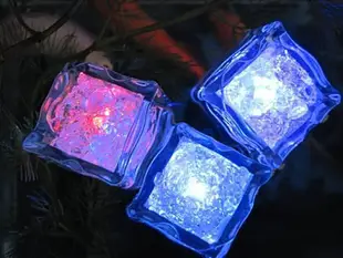 【小七】發光冰塊 Led冰塊燈 觸水即亮 LED七彩或白光 浮水蠟燭燈 冰塊燈25元