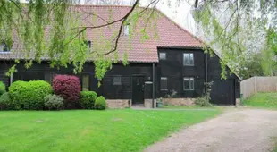 16th Century 4 Bed Barn with Parking near Windsor