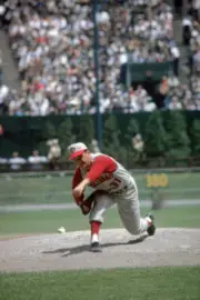 Jim O'Toole of the Cincinnati Reds throws a pitch during the Major- Old Photo 2