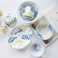在飛比找ETMall東森購物網優惠-日本進口卡通日式餐具恐龍系列釉下彩健康陶瓷浮雕手繪碗盤杯套裝