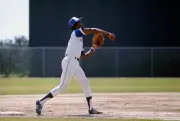 Jerry Royster Atlanta Braves in action at Major League Baseball s- 1976 Photo 1