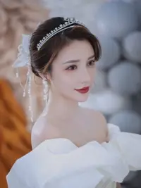 在飛比找Yahoo!奇摩拍賣優惠-新娘頭飾簡約時尚小皇冠新娘伴娘結婚生日晚宴婚紗禮服韓式造型-