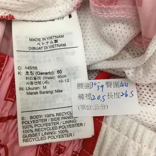 【愛莎＆嵐】 NIKE 女童 白+紅色品牌字母圖繪造型運動短褲/M 11303 25