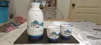 在飛比找Yahoo!奇摩拍賣優惠-日本九州窯製造 高級上瓷薄胎清酒瓶 趣味魚圖案 1支5個杯子