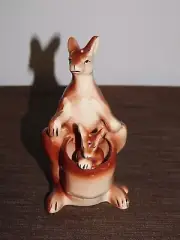 VINTAGE KITCHEN SALT & PEPPER SHAKERS CERAMIC GETTYSBURG MUSEUM KANGAROO & BABY
