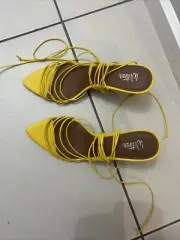 WITTNER RAELYNN YELLOW LOW TIE UP HEELS SZ 41 BNIB