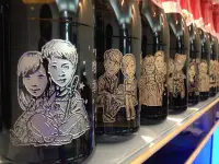 在飛比找Yahoo!奇摩拍賣優惠-高雄成芳酒瓶雕刻~魔漫相機系列~(結婚&生日&父親母親節&畢