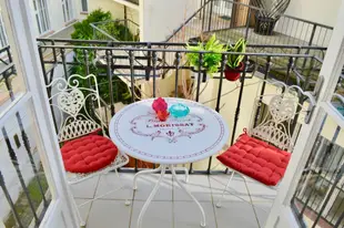 Elegance, Style in heart of Old Town with Balcony