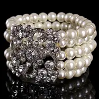 在飛比找PChome24h購物優惠-【Angel】法國典藏氣質多層珍珠水鑽花朵造型手環(珍珠白)