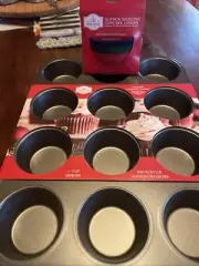 2-pack Muffin Pans With A 12 Pack Silicone Cupcake Liners- Holiday Time- New