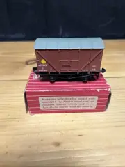 Hornby OO Gauge Box Wagon - Banana B882356 (R213) Brown for Train Set Layout