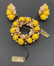VTG Trifari Yellow Cabochons Rhinestones Brooch Pin & Earring Set ORIGINAL TAGS