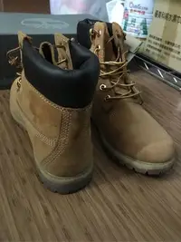 在飛比找Yahoo!奇摩拍賣優惠-Timberland 經典黃靴 9.9成新 降價求售