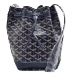 【GOYARD 高雅德】經典防水帆布LOGO斜背抽繩水桶包(深藍色PEFLOTPMLY01CL03P-DEEP BLUE)