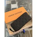 二手新款/精品LOUIS VUITTON LV 黑色壓紋滿版設計 女生 拉鍊長夾
