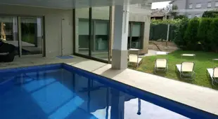 Chalet de diseno con piscina interior