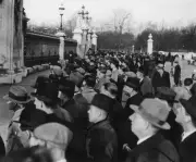 crowds during the abdication of King Edward VIII 1936 ROYALTY OLD PHOTO